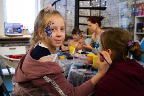 Workshop: Kinderschminke und Glitzertattoos (4+)