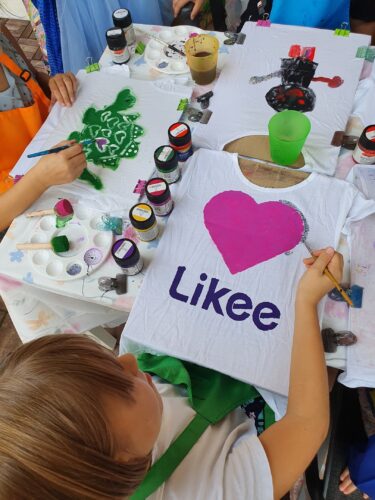 T-Shirt- oder Taschenbemalen (4+)